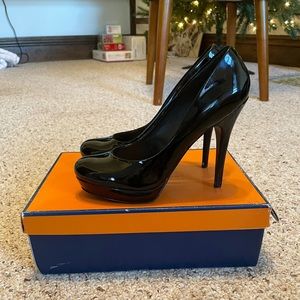 Arturo Chiang black patent leather pumps